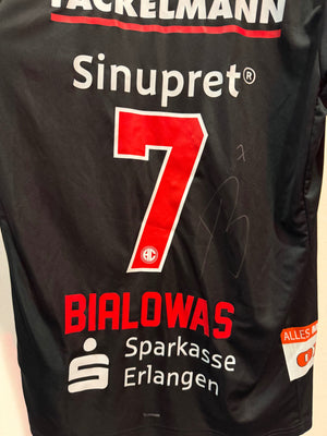 Signiertes Heimtrikot Schwarz #7 Yannik Bialowas – Originalunterschrift neben der Rückennummer