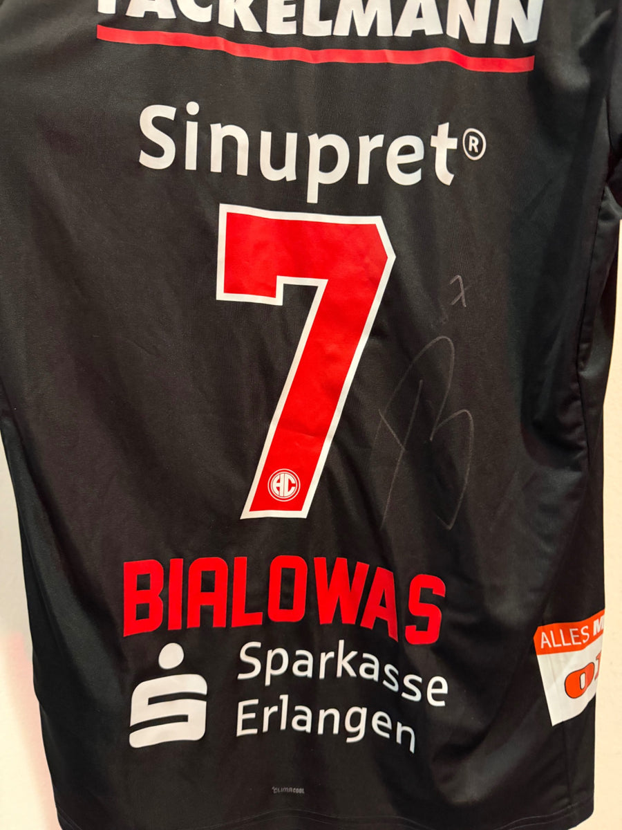 Signiertes Heimtrikot Schwarz #7 Yannik Bialowas – Originalunterschrift neben der Rückennummer