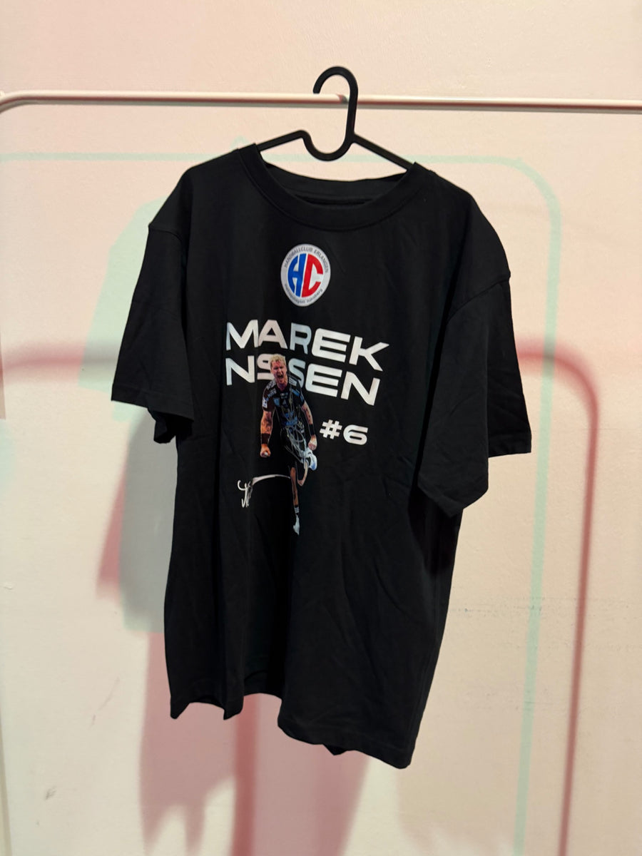 Signiertes T-Shirt Schwarz #6 Marek Nissen – ganzes Shirt am Bügel